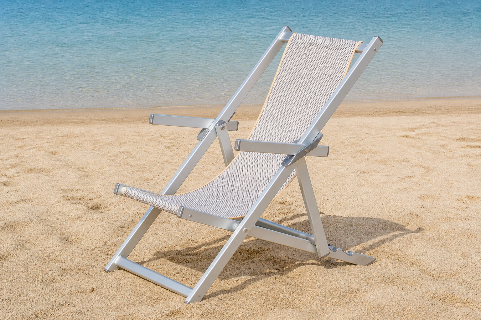 Design essenziale della sdraio Alassio Toscano Forme sulla spiaggia