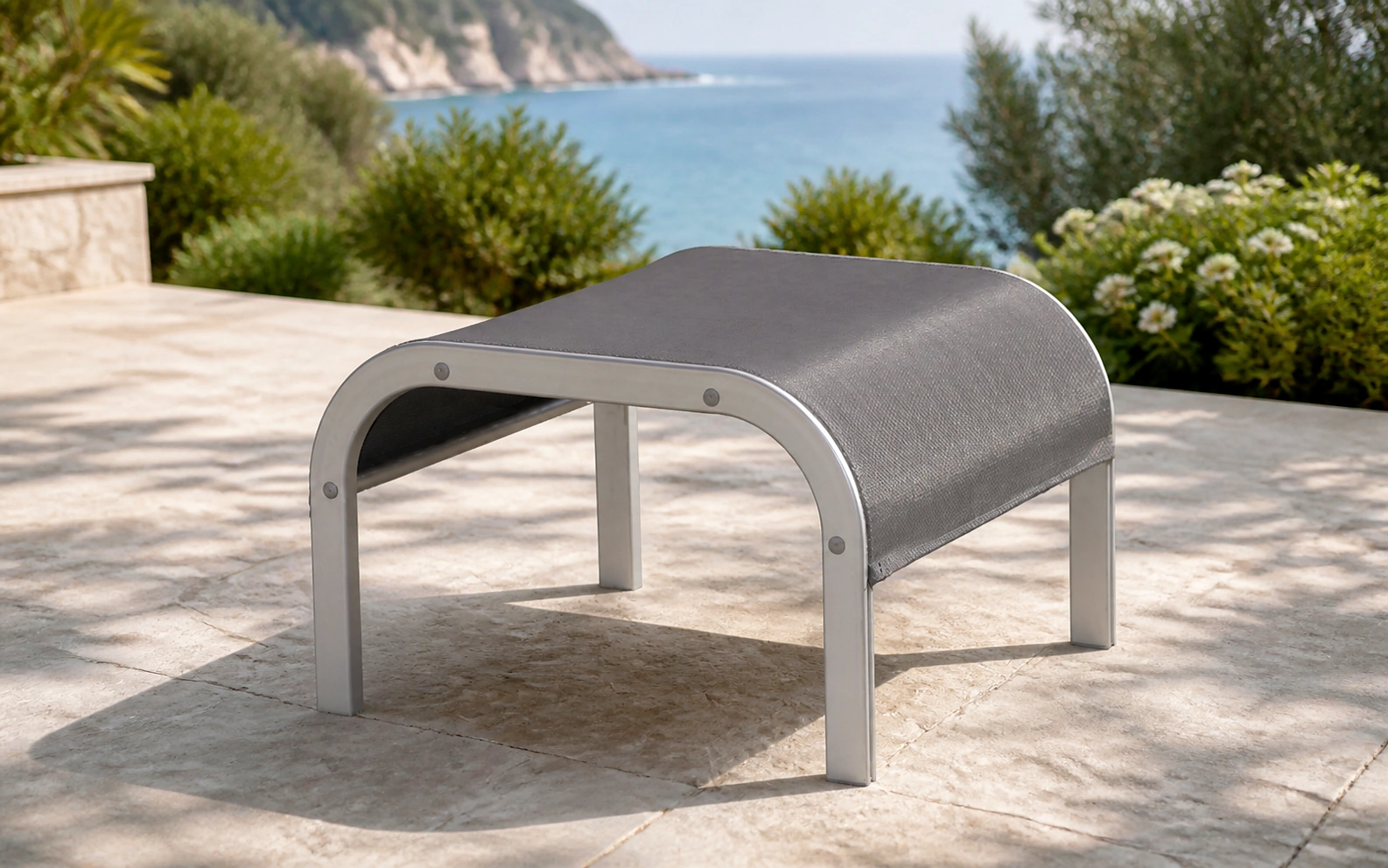 Tavolo basso Balcony dal design contemporaneo in una terrazza outdoor