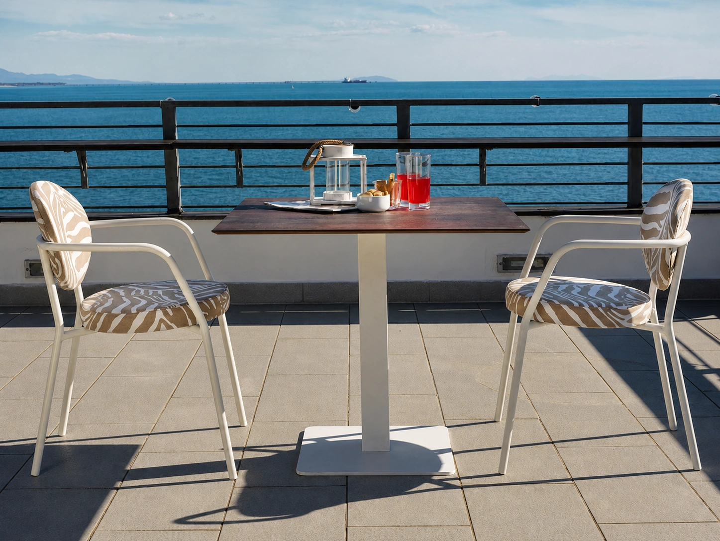 Tavolo Charleston Toscano Forme ambientato in uno spazio outdoor contemporaneo