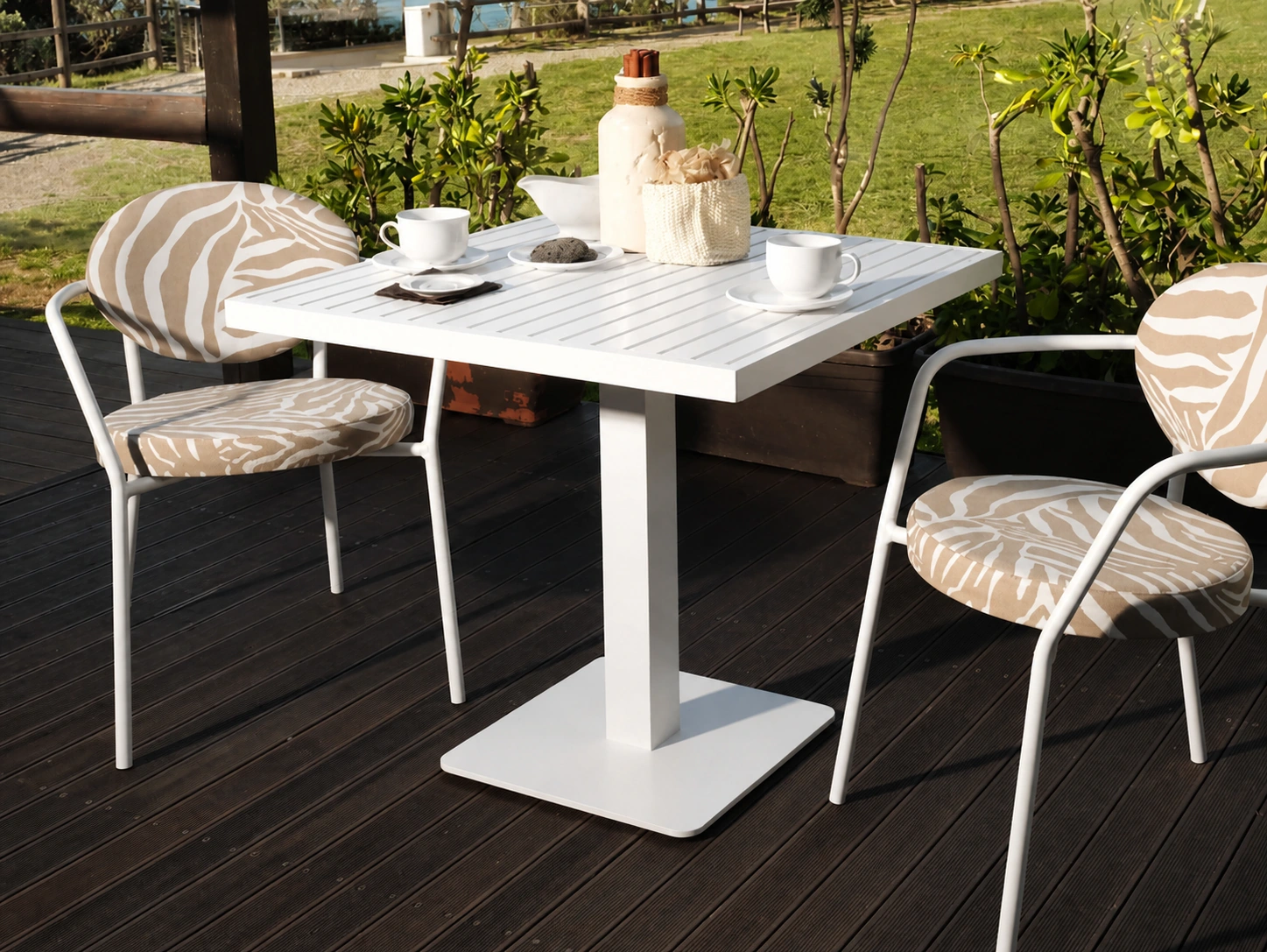 Tavolo Flute Toscano Forme dal design contemporaneo in un giardino outdoor