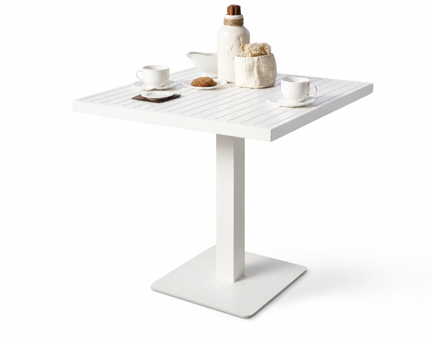 Tavolo Flute in alluminio laccato bianco con piano a doghe su fondo bianco