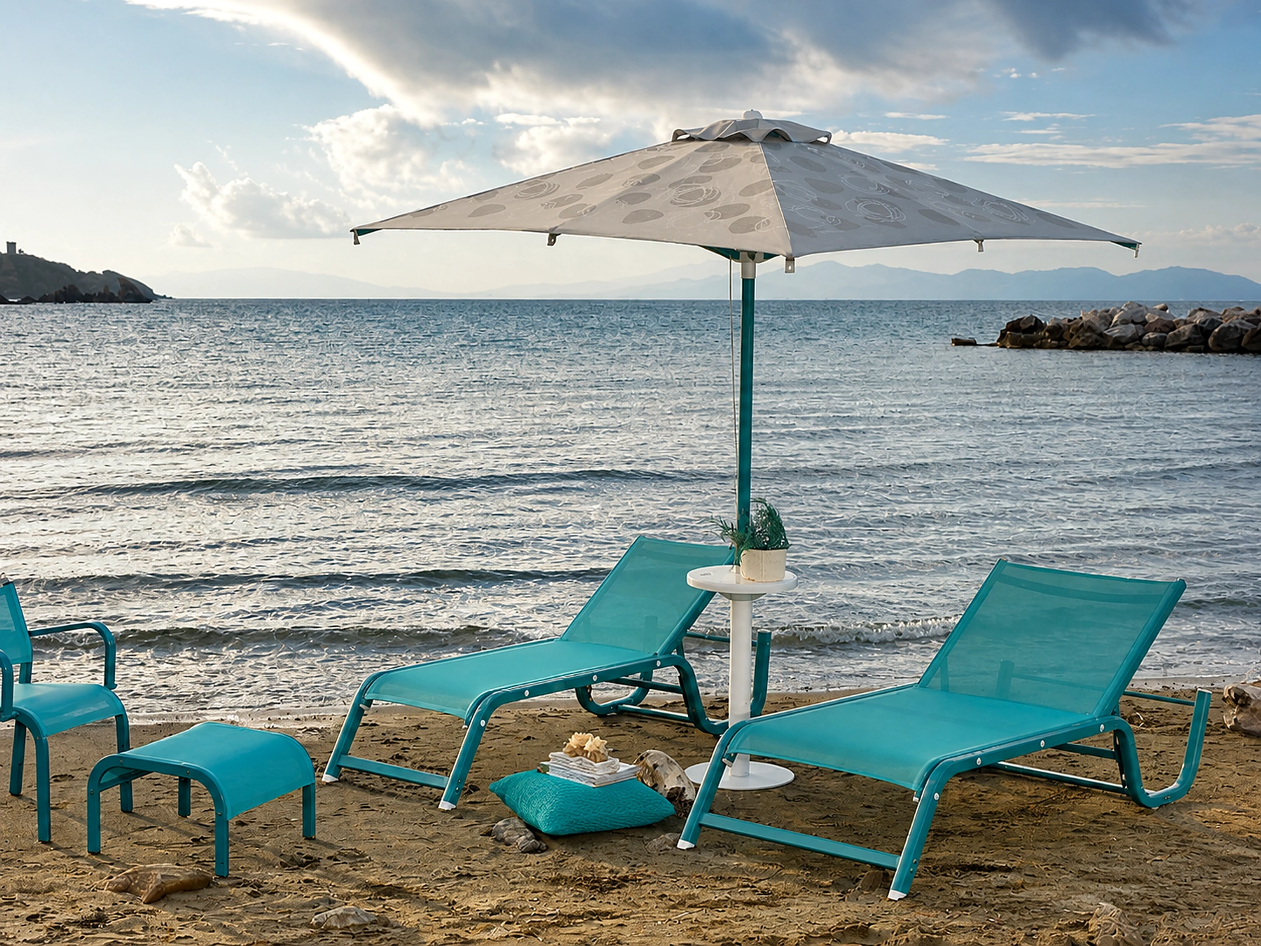 Design dei lettini Montecristo Toscano Forme su una spiaggia