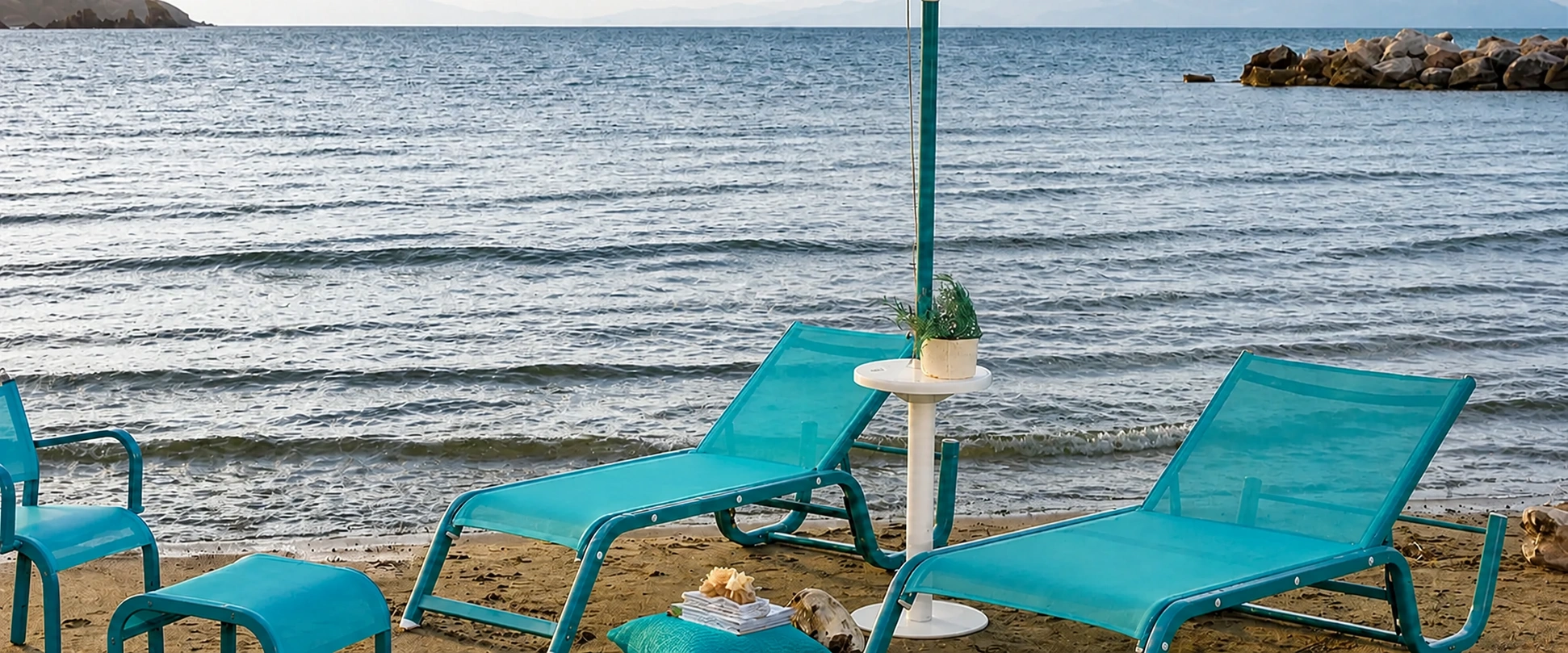 Due lettini Montecristo Toscano Forme turchesi su una spiaggia