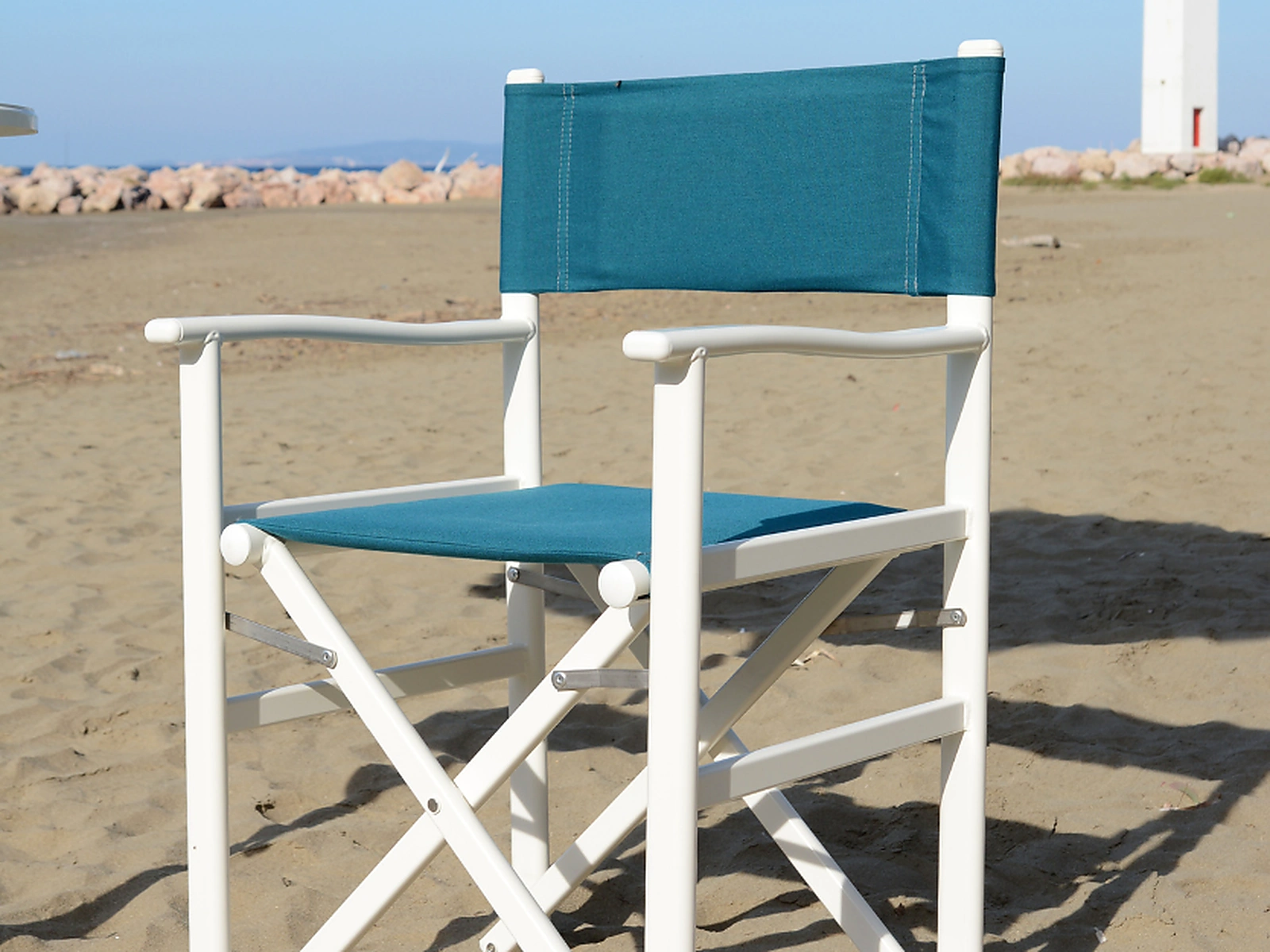 Design e braccioli sagomati della sedia regista Sanremo