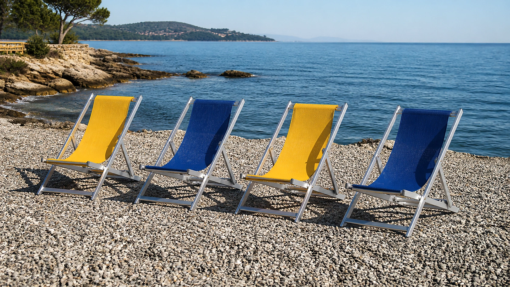 Quattro sdraio Selenia Toscano Forme gialle e blu in un beach club sul mare