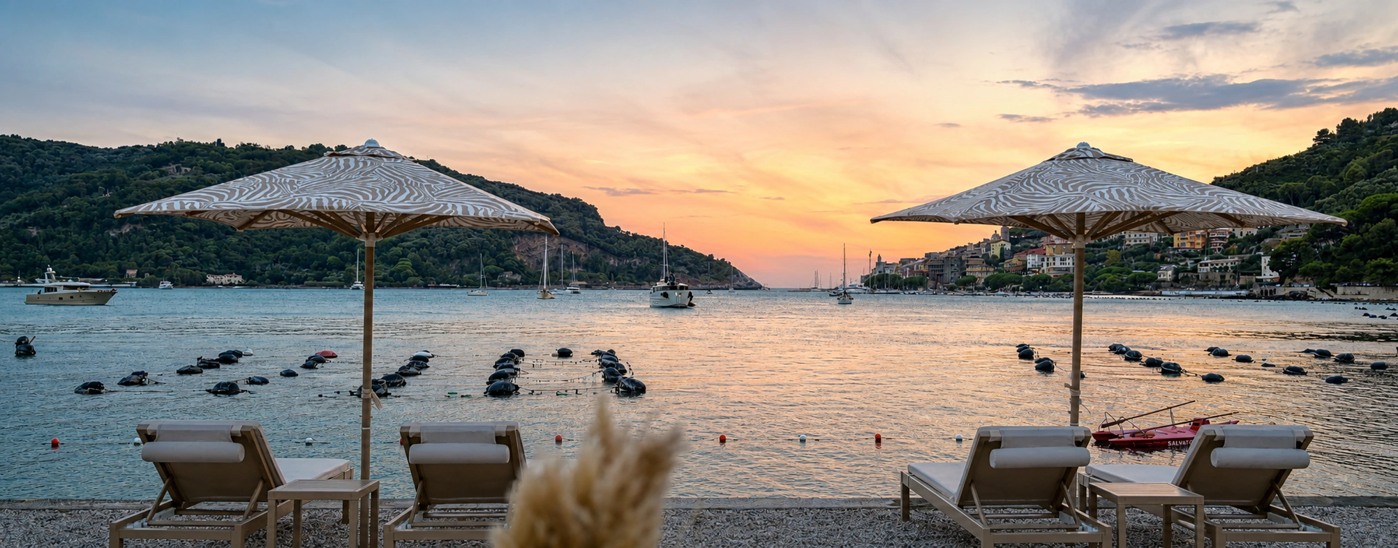Area beach club al tramonto con ombrelloni e lettini Toscano Forme