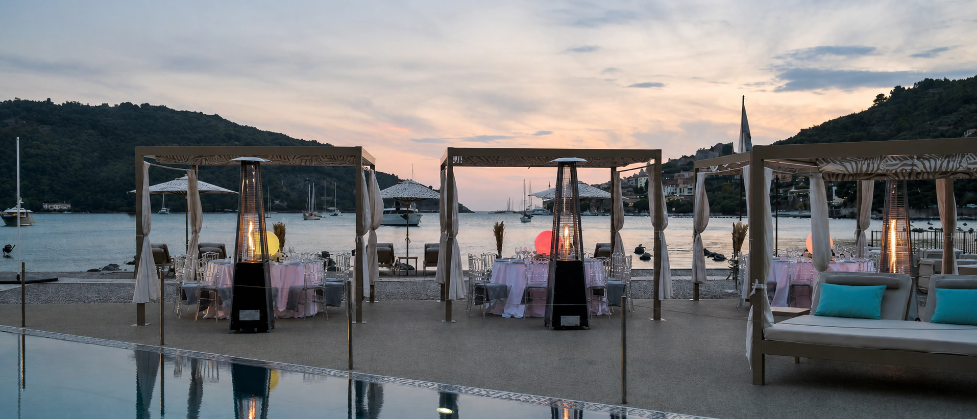 Cabanas Toscano Forme allestite per una lounge serale sul mare