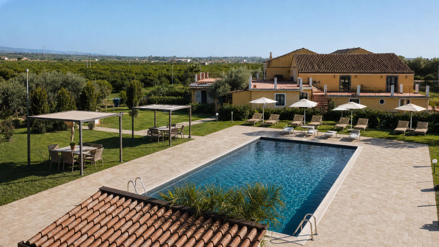 Giardino residenziale italiano con piscina, gazebo e arredi outdoor