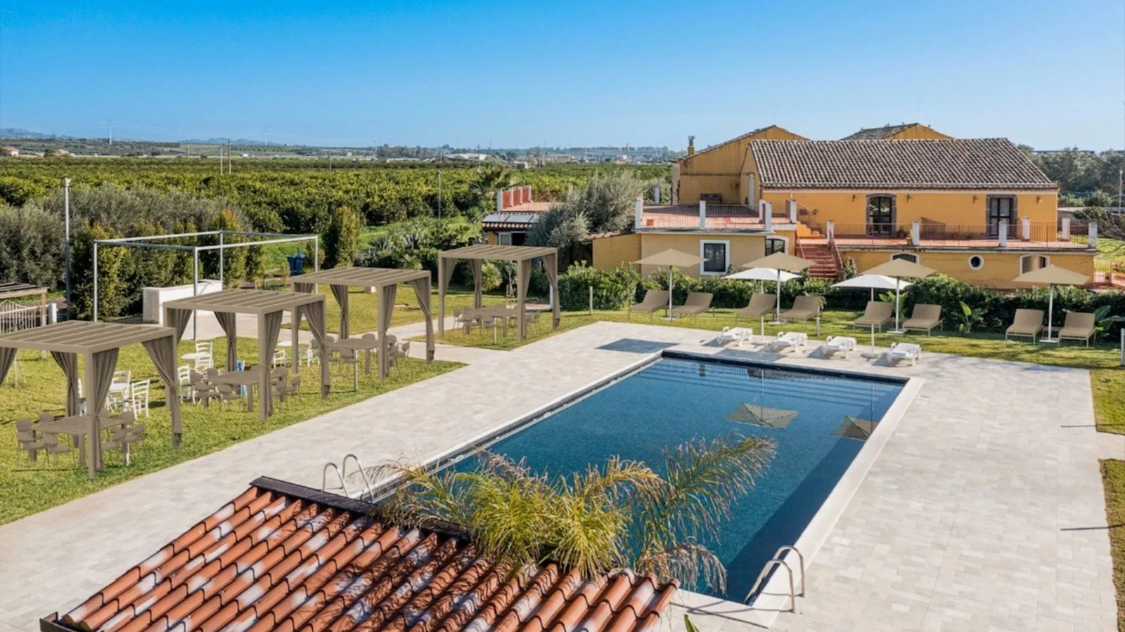 Progetto residenziale Toscano Forme con piscina e arredi outdoor