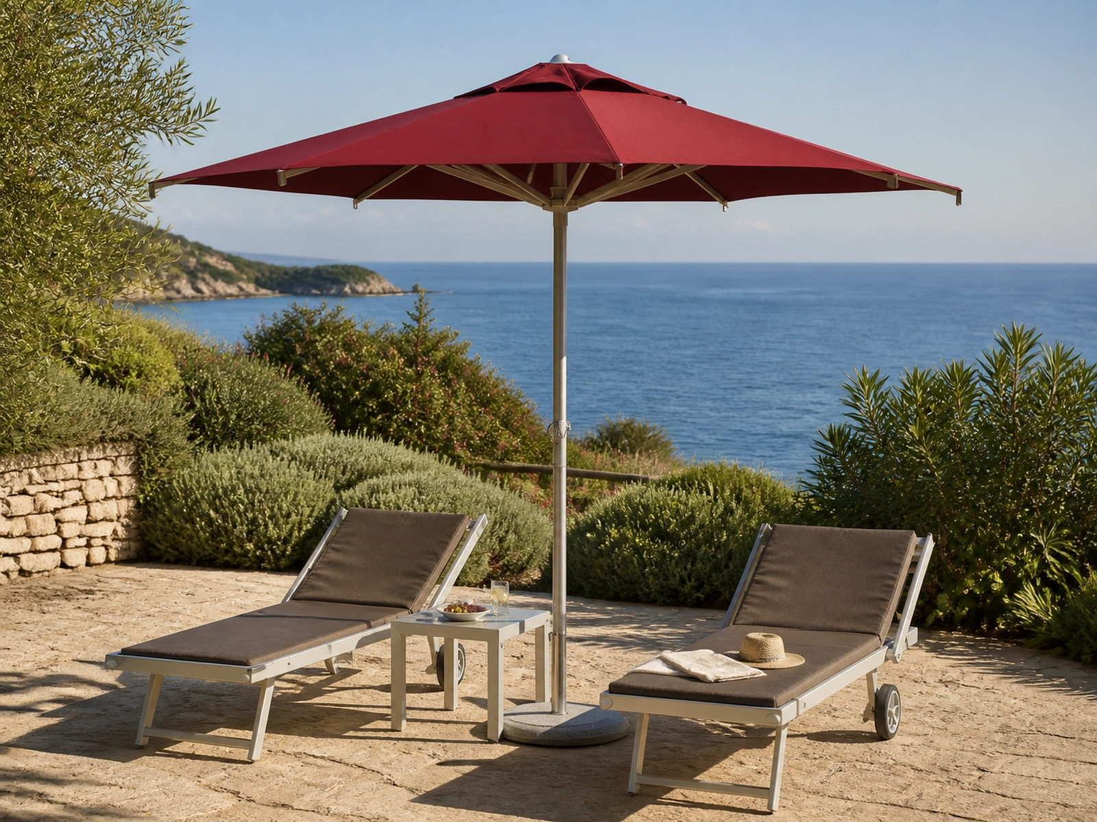 Ombrellone professionale Sax rosso in un ambiente outdoor mediterraneo