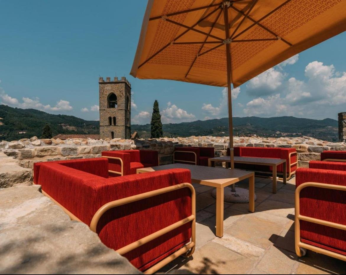 Collezione di poltrone e sofà outdoor Emiliano Toscano Forme sulla terrazza della Monastica